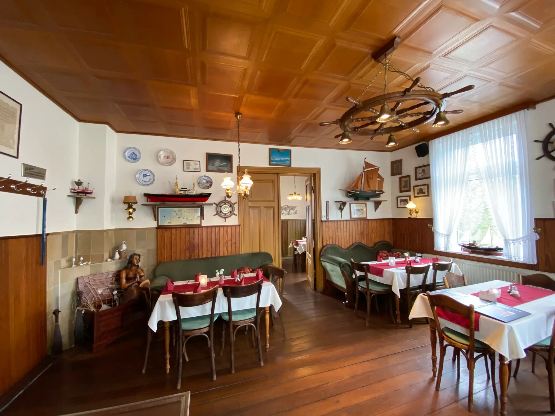 Unsere Alte Gaststube mit den alten Sofas
